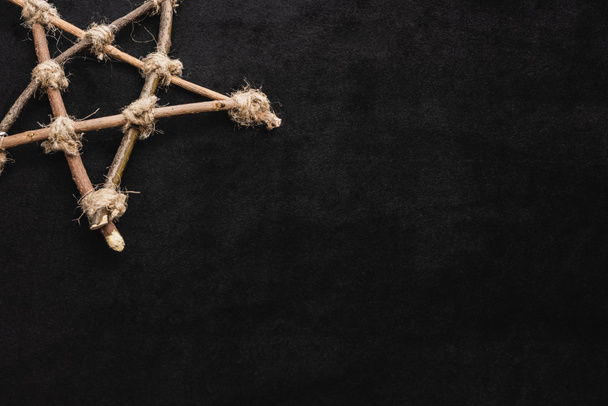 felső nézet pentagram fa botokkal fekete - Fotó, kép