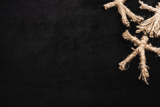 ylhäältä näkymä okkultistinen voodoo nukkeja musta  - Valokuva, kuva