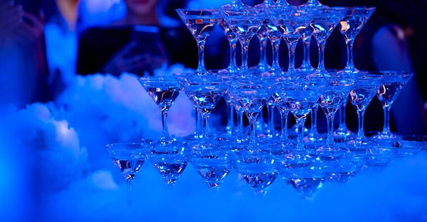Πολλά ποτήρια σε ένα τραπέζι με αλκοόλ και χωρίς υγρό άζωτο - Φωτογραφία, εικόνα