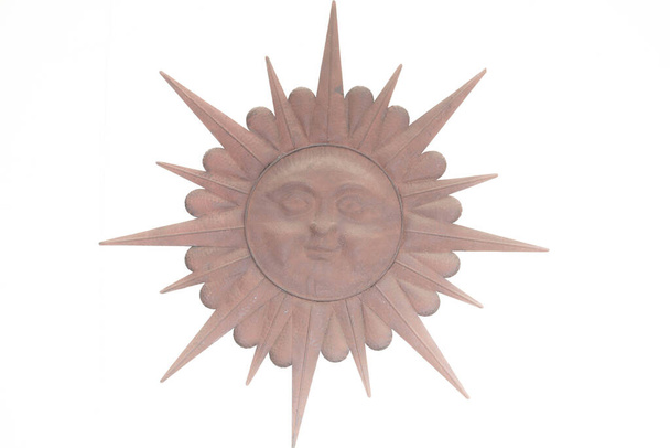白と明るい背景を持つ赤い茶色の太陽のシンボル - 写真・画像
