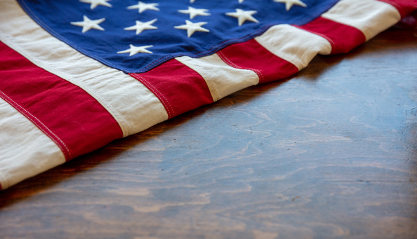Bandera de EE.UU. sobre fondo de mesa de madera. Vista de primer plano de la bandera americana, espacio para copiar. Día conmemorativo y 4 de julio, maqueta del día de la independencia, plantilla
,  - Foto, Imagen