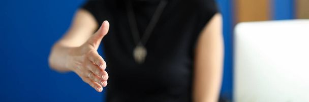 Gerente do sexo feminino oferecendo a mão do cliente para agitar - Foto, Imagem