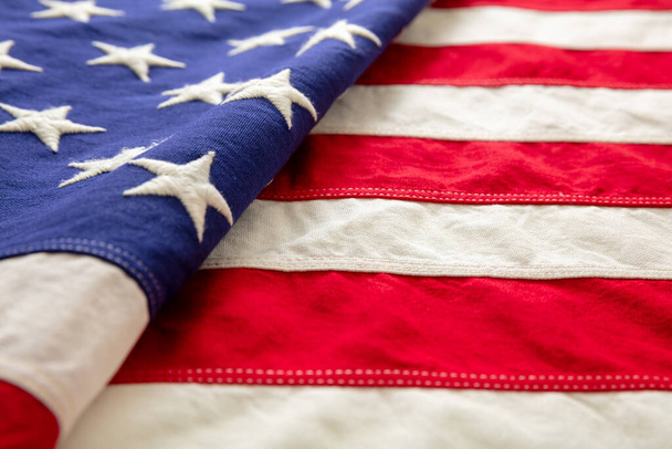 Dettaglio bandiera USA, vista da vicino. Bandiera americana sfondo texture. Giorno commemorativo e 4 luglio, concetto di giorno dell'indipendenza - Foto, immagini