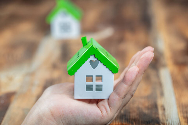 Wybór prawa nieruchomości, domu lub nowego domu w zabudowie mieszkaniowej lub społeczności. - Zdjęcie, obraz