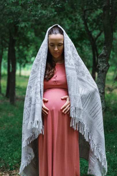 Zwanger meisje voor een wandeling in het park - Foto, afbeelding