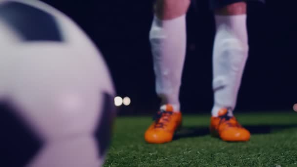 Fußballprofi stellt seinen Stiefel auf den Ball, 4k Zeitlupe - Filmmaterial, Video