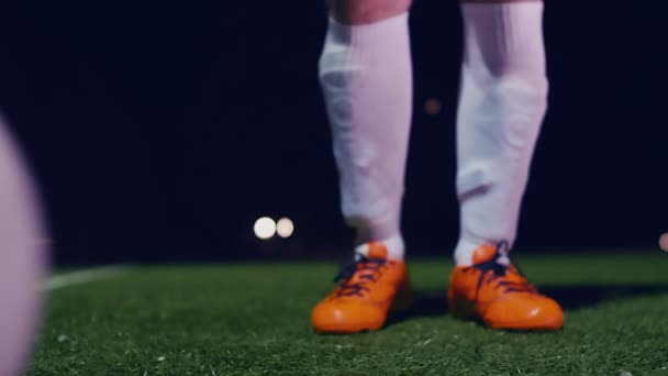 Jugador de fútbol profesional poniendo su bota en la pelota, 4k cámara lenta
 - Metraje, vídeo