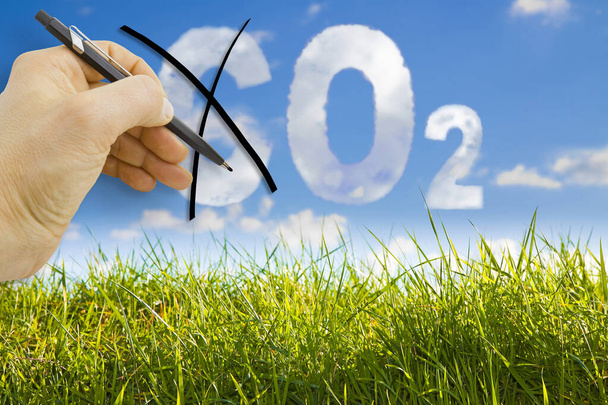 Εικόνα έννοιας μείωσης CO2 έναντι πράσινου χόρτου σε φόντο ουρανού. - Φωτογραφία, εικόνα