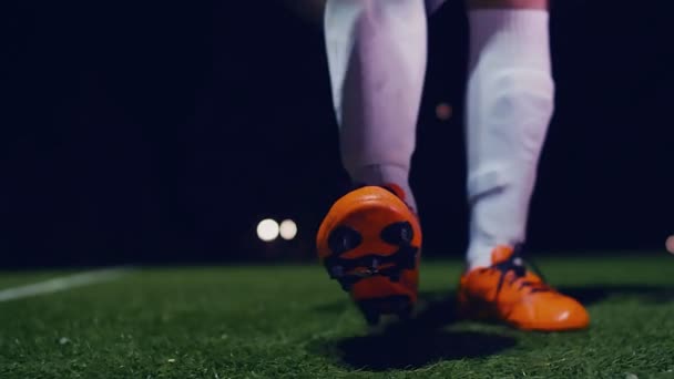 Professionele voetballer zet zijn laars op de bal, 4k slow motion - Video