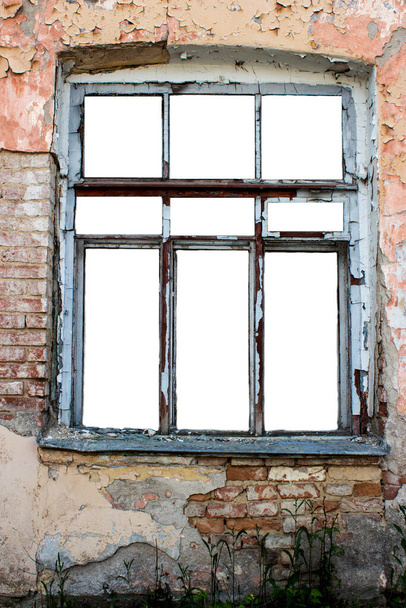 Beyaz arkaplandaki eski bir evin penceresi - Fotoğraf, Görsel