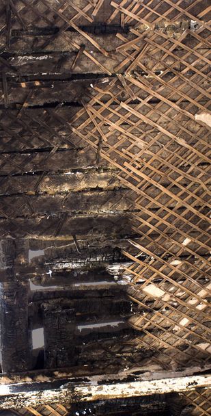 Η οροφή ενός ερειπωμένου κτιρίου μετά από φωτιά  - Φωτογραφία, εικόνα