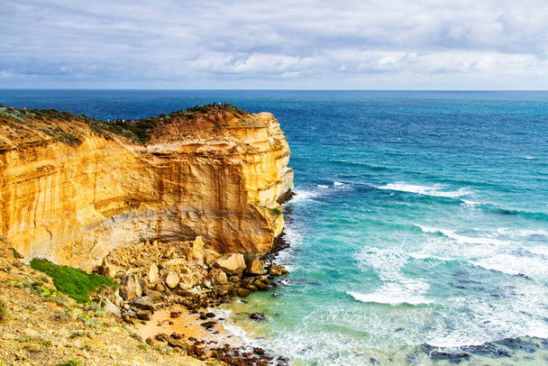 Zwölf Apostel, berühmtes Wahrzeichen entlang der Great Ocean Road, Victoria, Australien - Foto, Bild