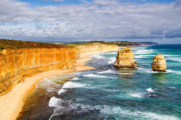 Zwölf Apostel, berühmtes Wahrzeichen entlang der Great Ocean Road, Victoria, Australien - Foto, Bild