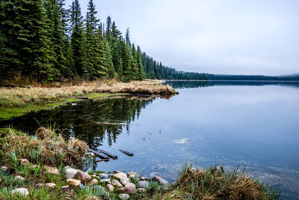Οι τελευταίες μέρες του χειμώνα αιωρούνται πάνω από τη λίμνη. Swan Lake Provincial Recreation Area, Αλμπέρτα, Καναδάς - Φωτογραφία, εικόνα