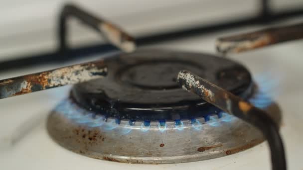 Osvětlení plynového sporáku s hrncem Moka pro tradiční kávu, 4k - Záběry, video