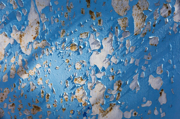 Chiaroscuro. pintura azul sobre textura de fondo agrietado metal
. - Foto, Imagen