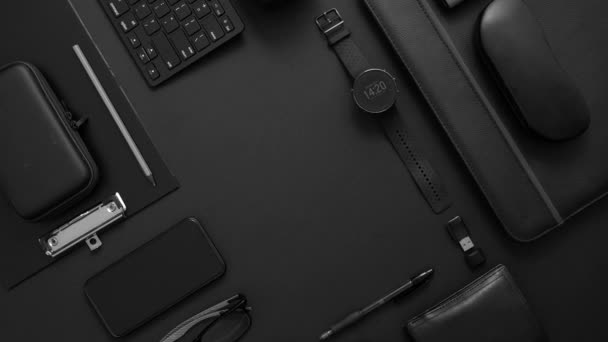 Concetto aziendale. Composizione laica piatta con vari gadget neri sulla superficie nera scura - Filmati, video