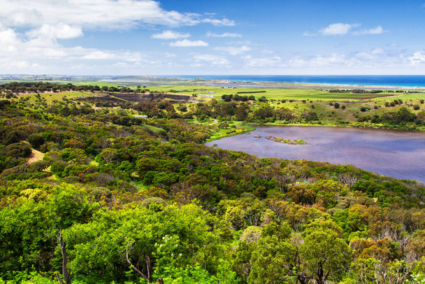 Lagoa no fundo de uma pequena cratera na Tower Hill State Game Reserve em Victoria, Austrália
 - Foto, Imagem
