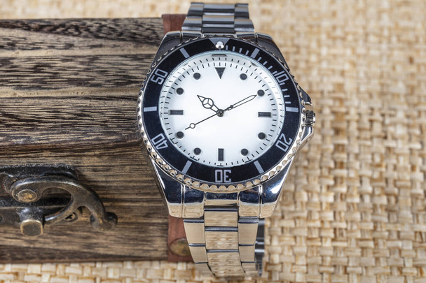 Ανδρικό Casual μοντέρνο ρολόι χειρός με κουτί δώρου - Φωτογραφία, εικόνα