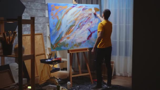 Guy καλλιτέχνης στο στούντιο τέχνης - Πλάνα, βίντεο