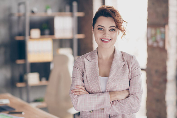 Close-up portrait of nice attractive classy cheerful experienced skilled lady psychologist consultant secretary assistant folded arms at modern industrial brick loft style interior work place station - Foto, Imagem