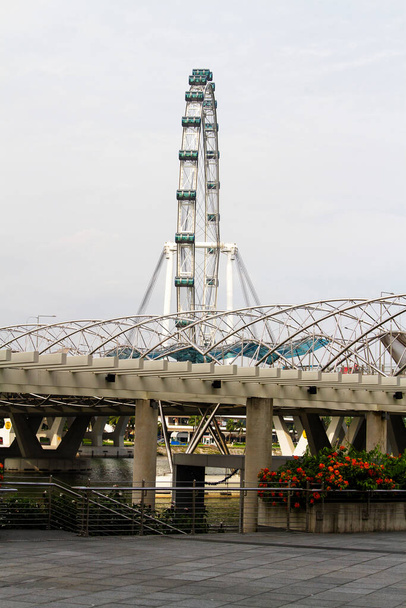 SINGAPORE - 14 Kasım 2013 'te Singapur' da Singapur Flyer. Toplam yüksekliği 165 m (541 ft) olup dünyanın en uzun dönme dolabıdır.. - Fotoğraf, Görsel