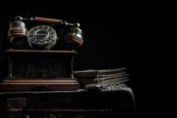 Siyah arkaplanda eski telefon - Fotoğraf, Görsel
