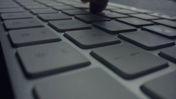 Macro des doigts masculins appuyant sur les touches blanches sur le clavier de l'ordinateur
 - Photo, image