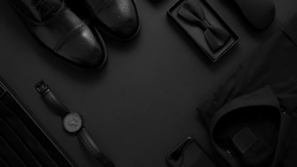 Elegante Männerkleidung. Set schwarzer Wardobe und Accessoires für die offizielle Party-Abendsitzung - Filmmaterial, Video