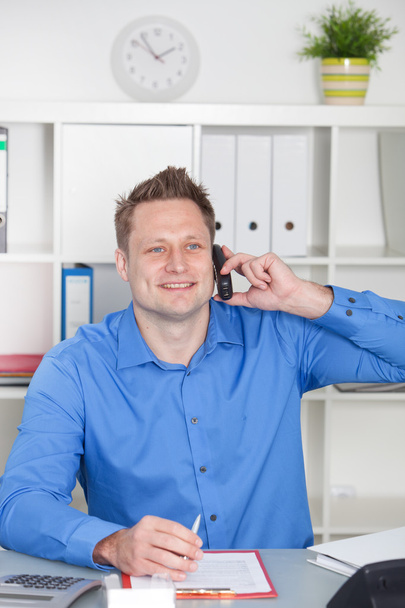 Businessman talking on the phone at his desk - Foto, Bild