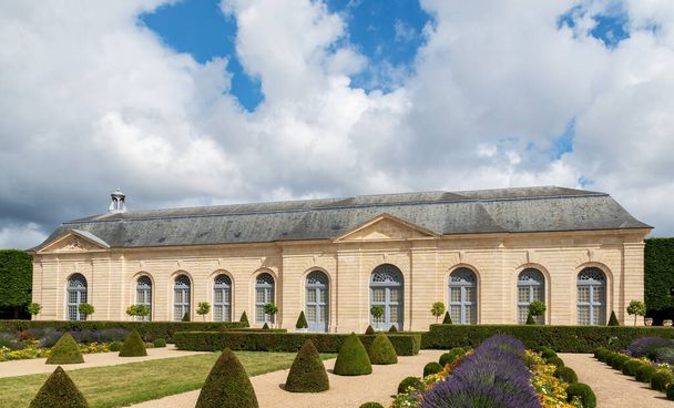 Sceaux, France - June 19 2020: Orangery in Parc de Sceaux, built in 1686 by Jules Hardouin Mansar - Hauts-de-Seine, France. - Foto, Imagen