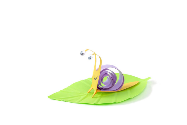 easy snail paper roll craft concept for kid and kindergarten, spiral, master class - Fotó, kép