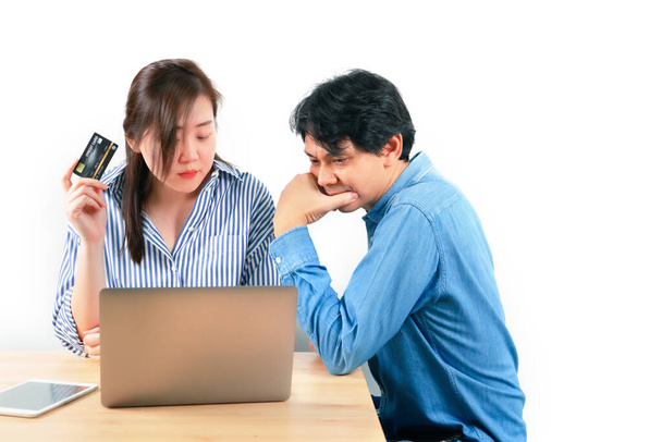 asiático casal de negócios de 30 a 40 anos com camisa azul usar cartão de crédito e laptop para verificar o lucro do negócio de inicialização com bom sentimento e fundo isolado branco
 - Foto, Imagem