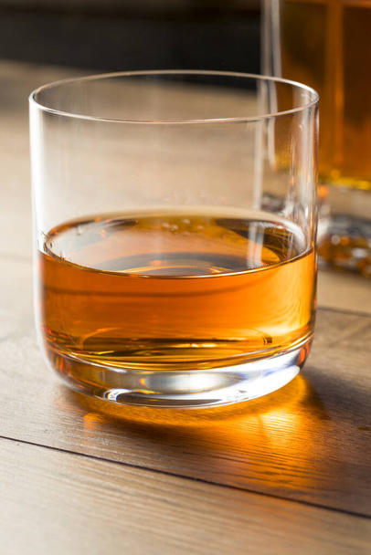Boozy Alcoholic Whiskey Neat in a Rocks Glass - Foto, immagini