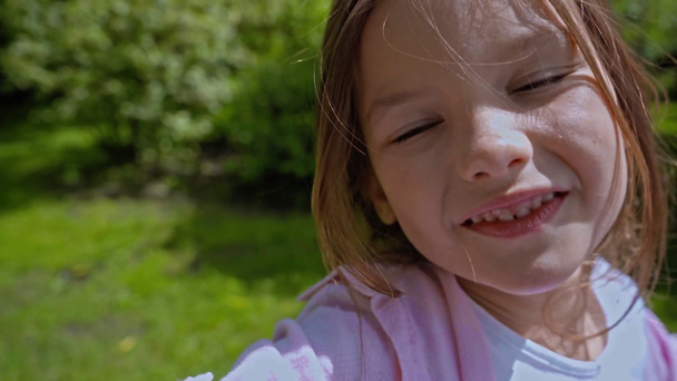 selectieve focus van vrolijk kind houden ballonnen en kijken naar de camera - Video