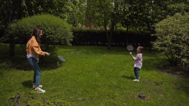 Anne ve kızı parkta badminton oynuyorlar.  - Video, Çekim