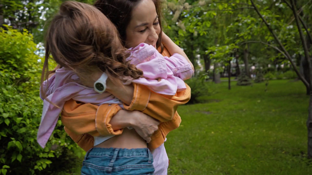 dochter rent naar gelukkige moeder in park  - Video