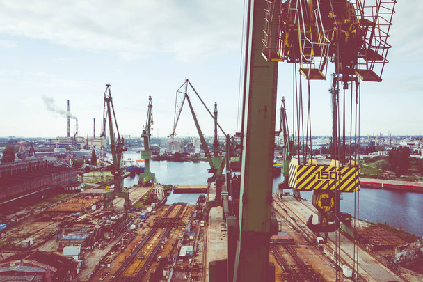 Vista aérea del puerto de Gdansk. Grúas en el famoso astillero de Gdansk, Pomerania, Polonia
. - Foto, Imagen
