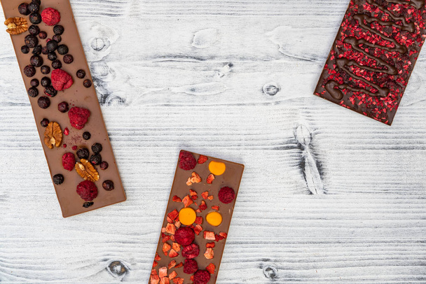 stilleven van chocolade met verschillende soorten gedroogd fruit - Foto, afbeelding