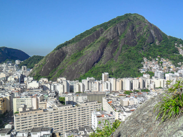 uitzicht vanaf de top van de top van de Agulhinha Inhanga piek in Copacabana in Rio de Janeiro, Brazilië. - Foto, afbeelding