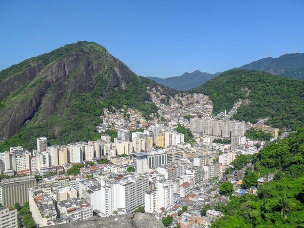вид с вершины пика Агулхинья Инханга в Копакабане в Рио-де-Жанейро, Бразилия
. - Фото, изображение