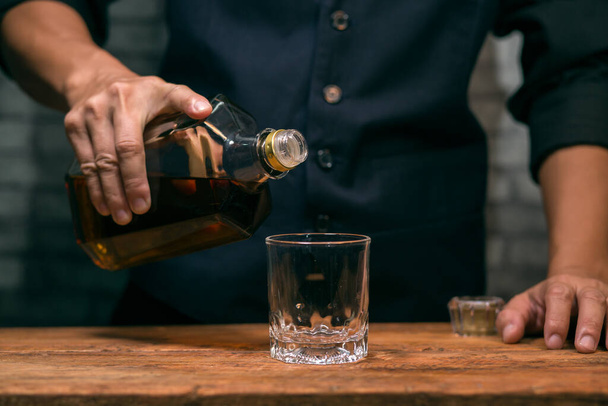 Barman versando whisky bicchiere di whisky bella notte - Foto, immagini