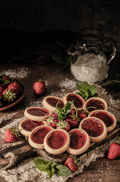 Delicious crispy tartlets with fresh strowberries jam and mint - Foto, immagini