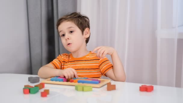 Close-up van kinderen handen spelen met kleurrijke houten stenen aan de tafel. Beelden. Slow Motion video. Sluiten. - Video