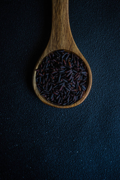 Organikus fekete rizs, mint főző összetevők beton háttér másolási hely - Fotó, kép