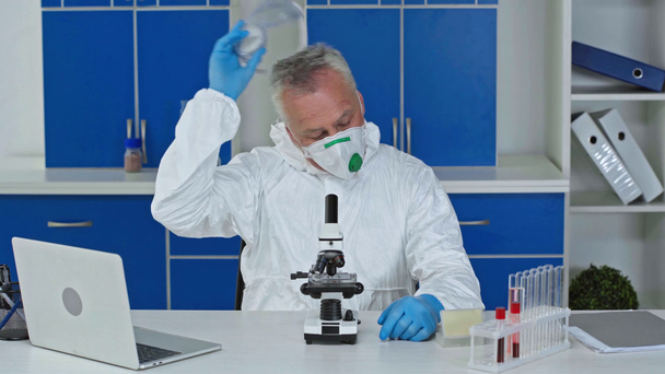cientista olhando através do microscópio e tirando máscara médica e óculos
  - Filmagem, Vídeo