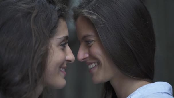Lesbische meisjes paar kijken elkaar in de ogen en kussen. LGBT - Video