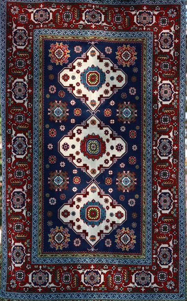 Ręcznie tkany dywan o wzorze etnicznym i ludowym - Zdjęcie, obraz