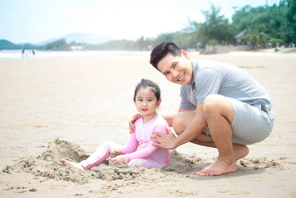 Familia feliz, padre e hija pequeña que se divierten y pasan tiempo juntos en vacaciones de verano, papá jugando con el niño en la playa tropical
 - Foto, Imagen