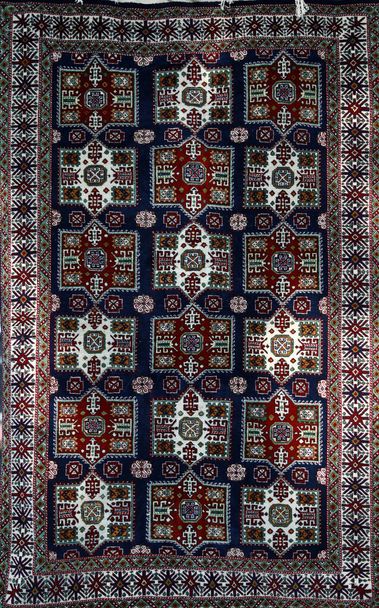 Handgewebter Teppich mit ethnischen und volkstümlichen Mustern - Foto, Bild